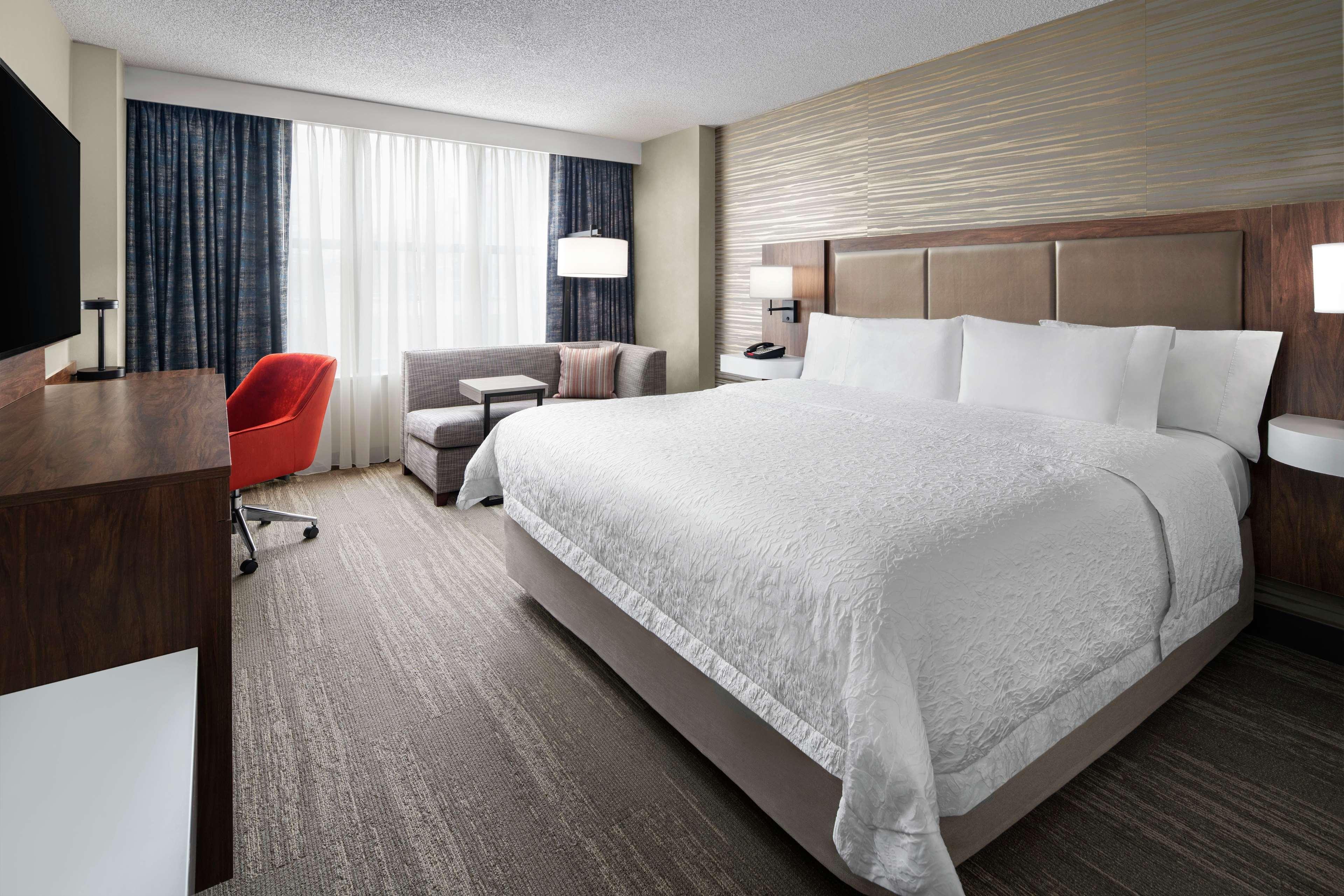 Hampton Inn & Suites Chicago-Downtown Exterior photo