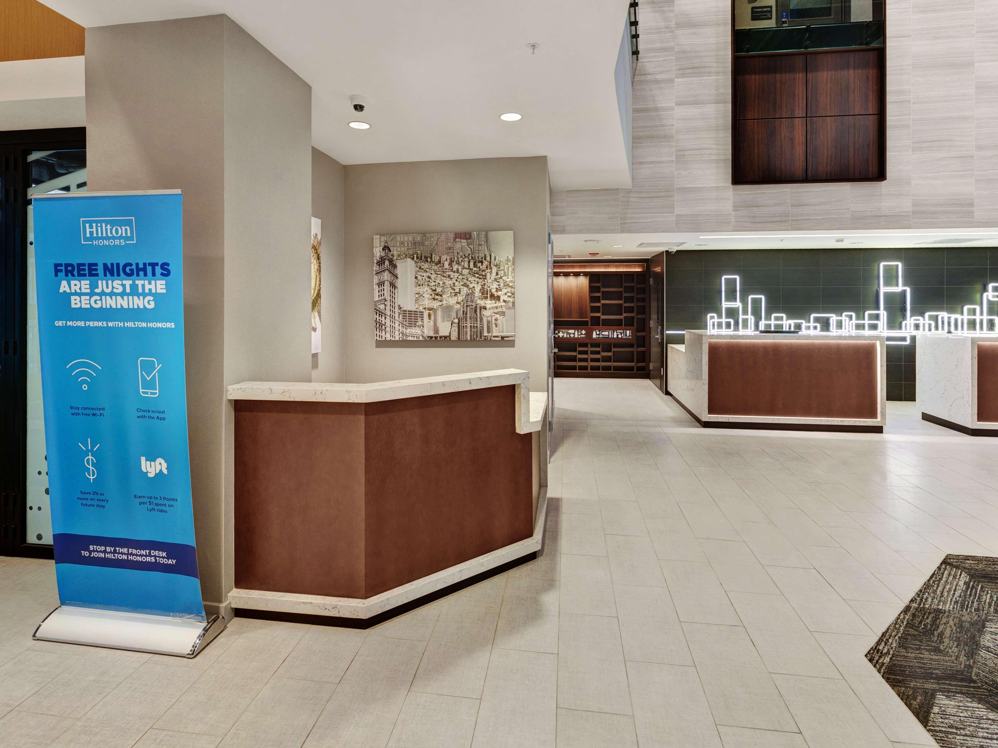 Hampton Inn & Suites Chicago-Downtown Exterior photo
