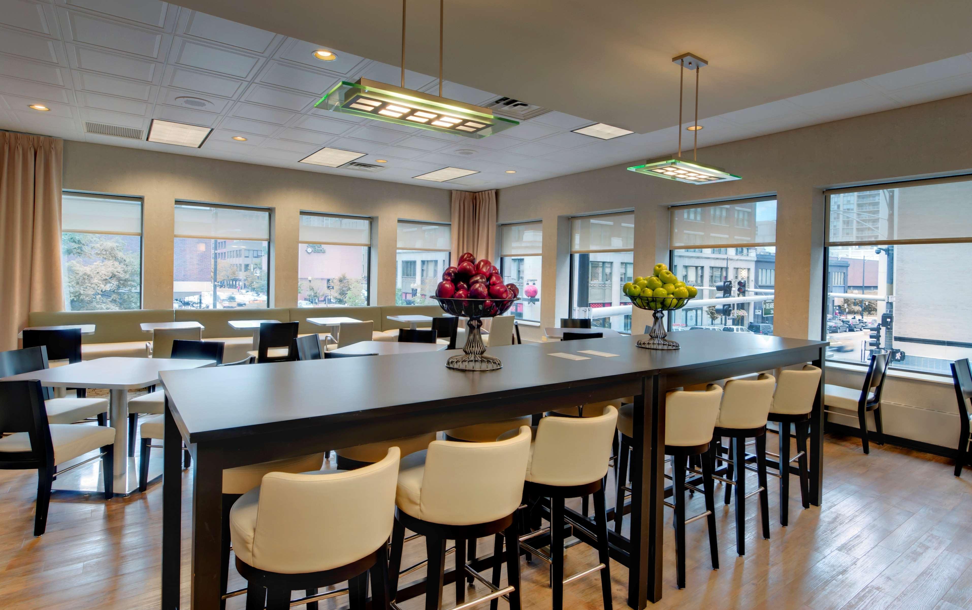 Hampton Inn & Suites Chicago-Downtown Restaurant photo
