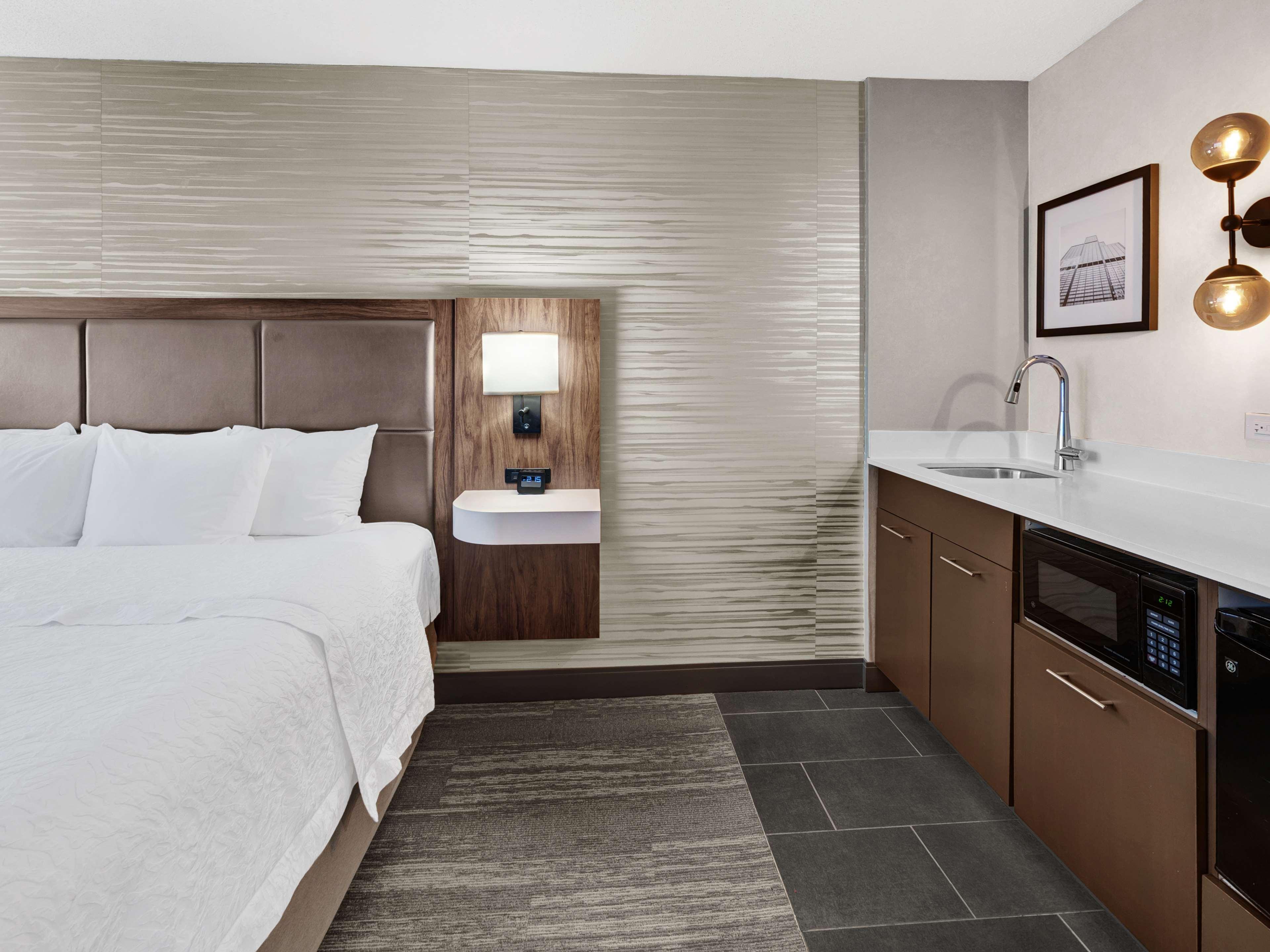 Hampton Inn & Suites Chicago-Downtown Exterior photo