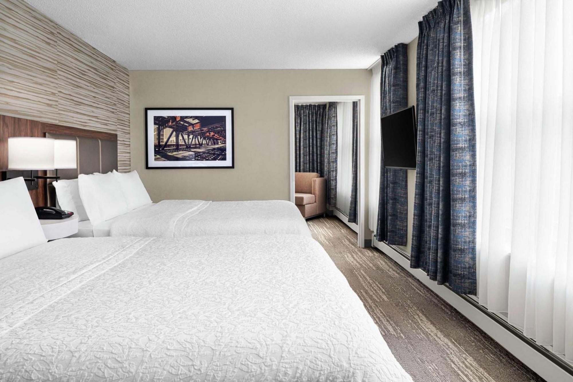 Hampton Inn & Suites Chicago-Downtown Exterior photo