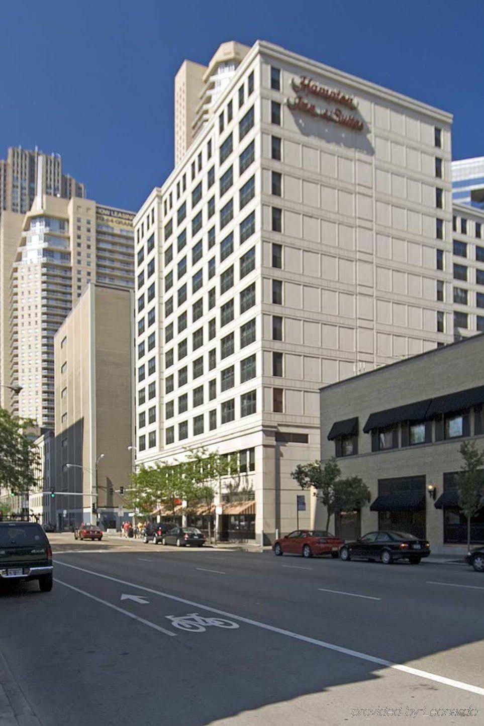 Hampton Inn & Suites Chicago-Downtown Exterior photo