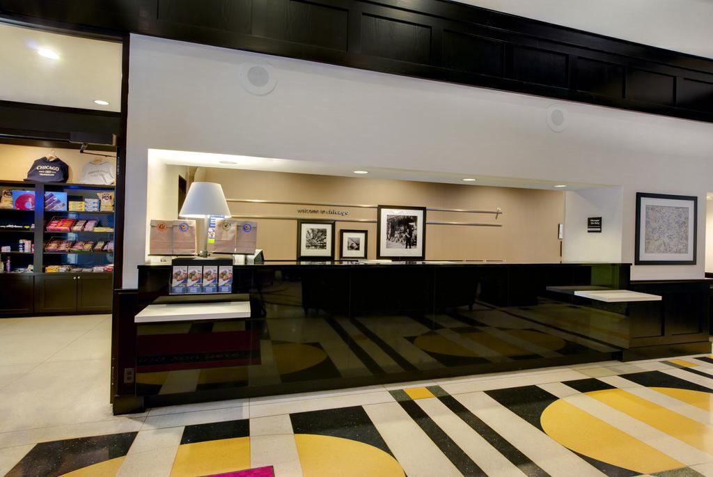 Hampton Inn & Suites Chicago-Downtown Exterior photo